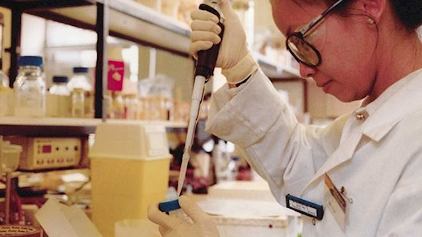 Woman with a pipet in a lab - Unsure