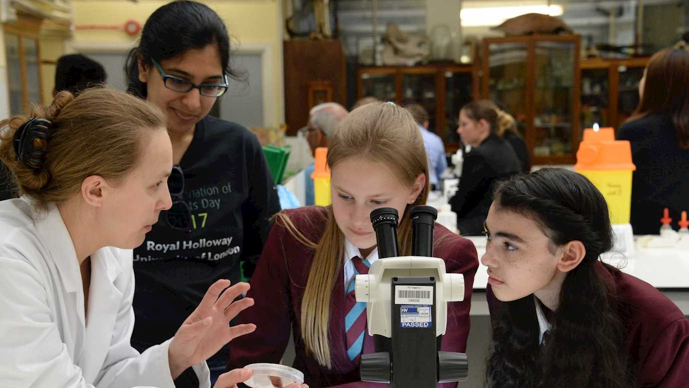 students looking at a microscope - studying here schools student blogs science