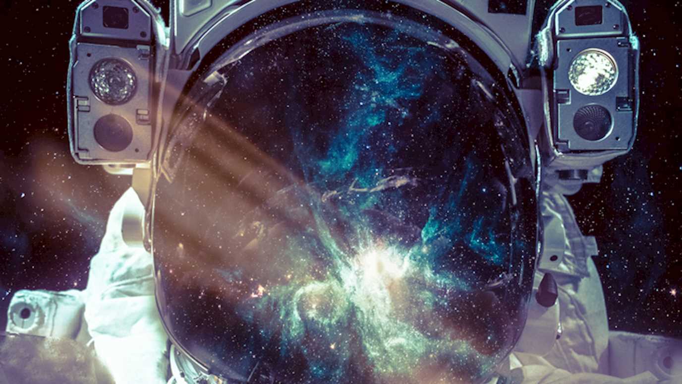Отражение космоса в скафандре